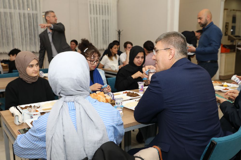 Hüseyin Dalgar, Uluslararası Öğrencilerle İftarda Buluştu