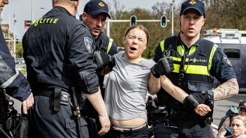 İklim Aktivisti Greta Thunberg, Hollanda'daki Fosil Yakıt Sübvansiyonlarına Karşı Düzenlenen Protestoda Gözaltına Alındı
