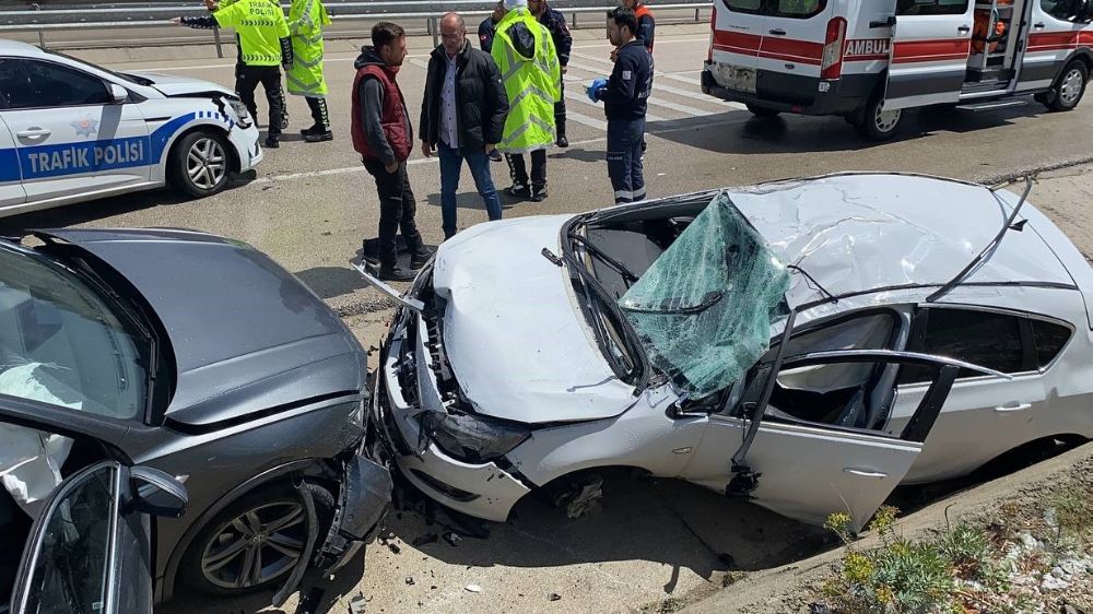 Isparta-Antalya karayolunda zincirleme kaza 10 kişi yaralandı 