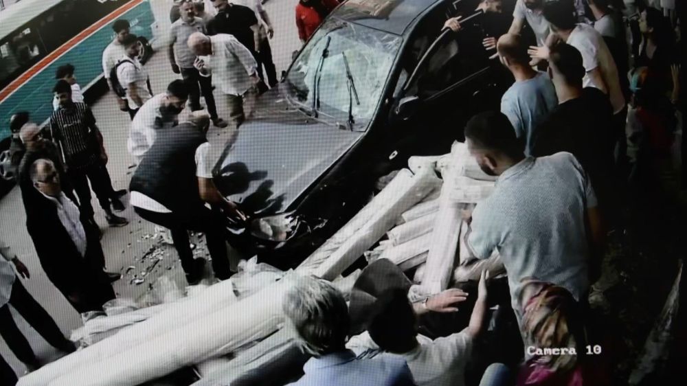 İzmir'de Otomobil Kazası: İş Yeri Önünde Duran 7 Kişi Yaralandı - Haberler