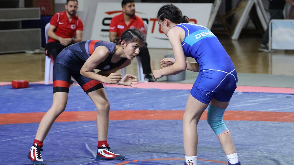 Kadınlar Güreş Türkiye Şampiyonası Sivas’ta başladı