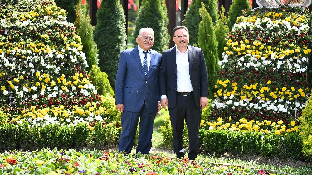 Kayseri Valisi Gökmen Çiçek Büyükşehir Belediye Başkanı Dr. Memduh Büyükkılıç’ı ziyaret etti