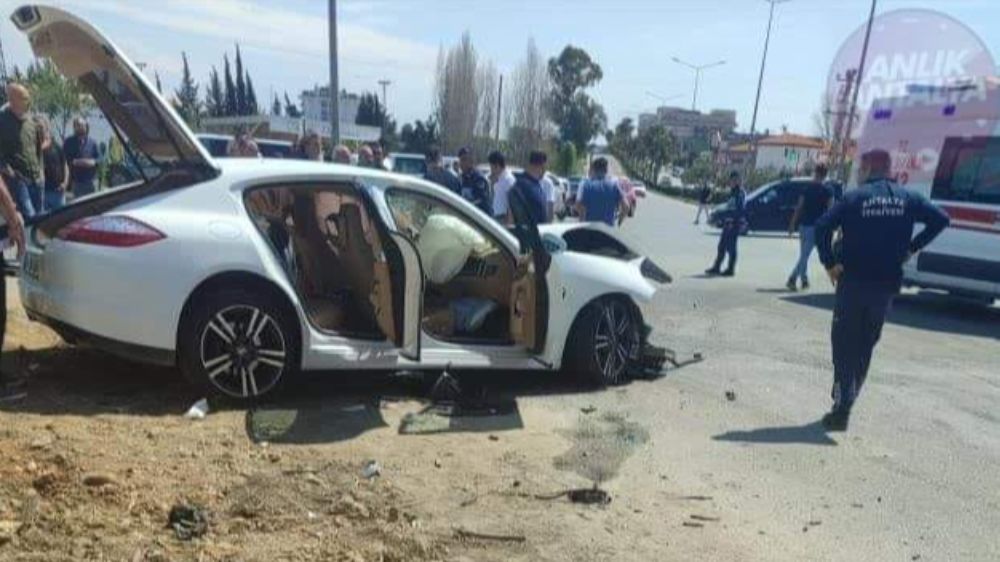 Manavgat'ta servis midibüsü otomobille çarpıştı : 29 Yaralı