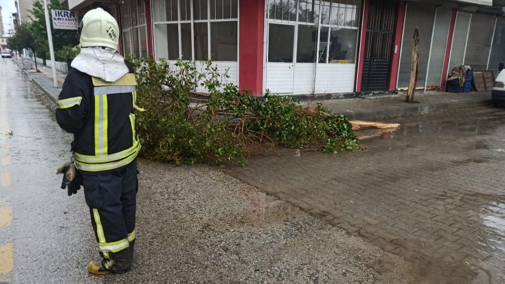 Manisa'da Fırtına ve Yağış Alarmı: Belediye Ekipleri Hızlı Müdahalede Bulundu