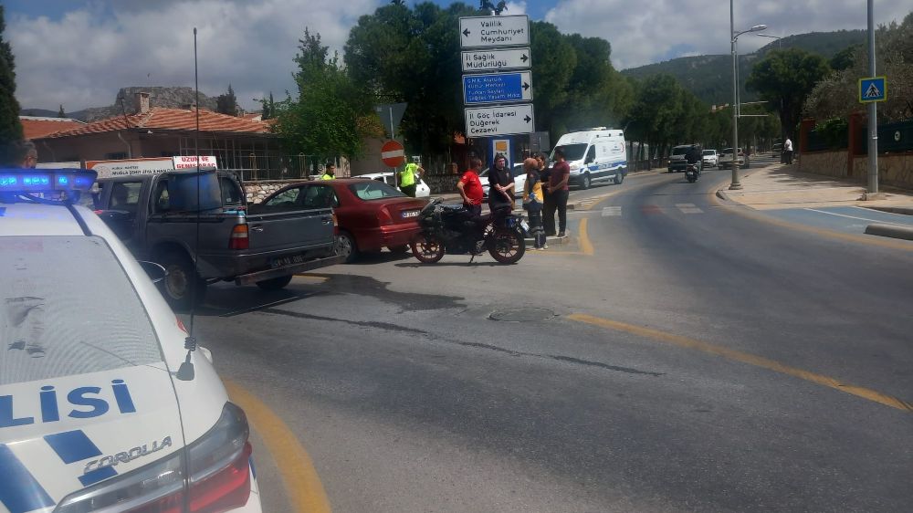 Muğla'da motosiklet ve otomobil çarpıştı!