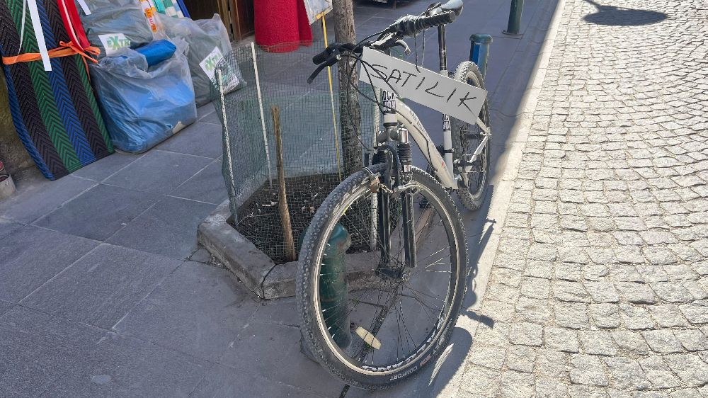  Satılık bisikletini  bağladı