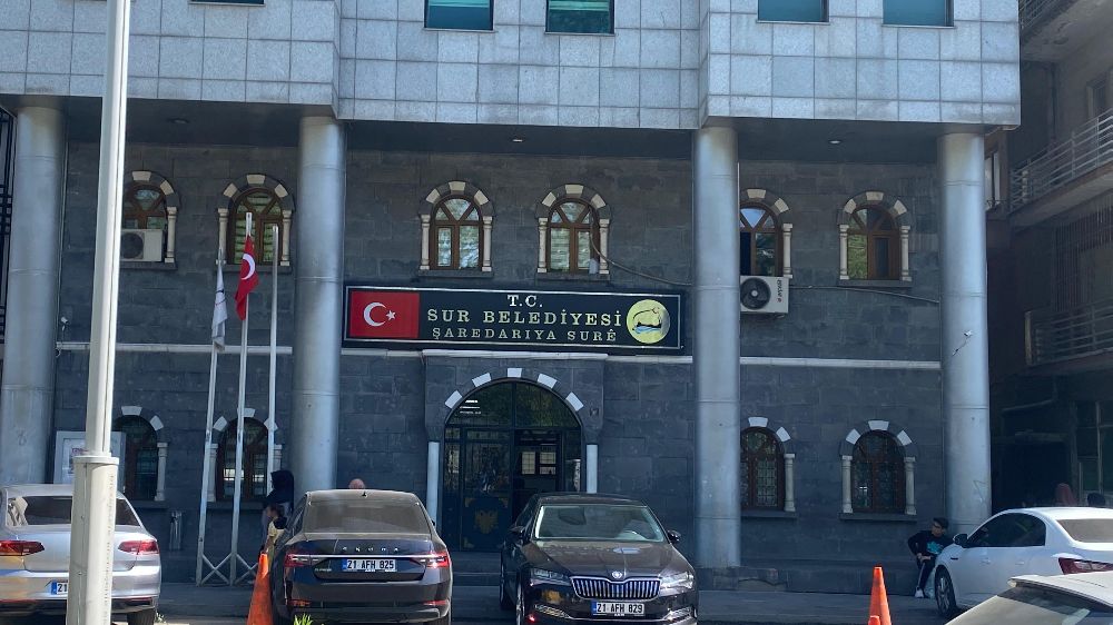 Sur Belediyesi'nde Atatürk ve Erdoğan'a Hakaret İddiası: Soruşturma Sürüyor
