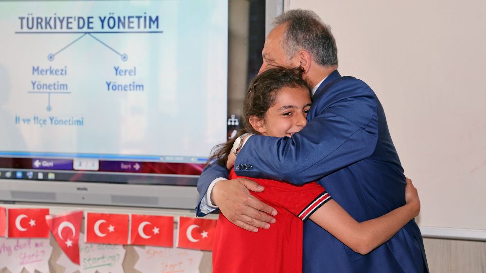 Talas Belediye Başkanı Mustafa Yalçın, Talas Derviş Güneş Ortaokulu Öğrencilerine Konuk Oldu