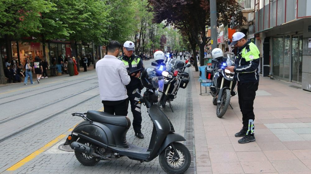 Trafikte Kuralları İhlal Eden Araçlara Ceza: Eskişehir'de Denetimler Devam Ediyor