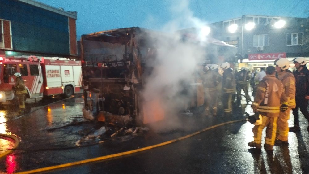 Ümraniye'deki Otobüs Yangınları: İtfaiye Ekipleri Hızla Müdahale Etti - Haberler
