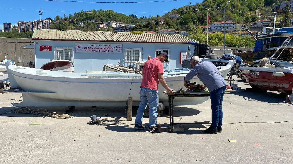 Zonguldak'ta Balıkçılar Av Yasağında Teknelerini Tamir Ediyor: Yeni Sezondan Umutlu!