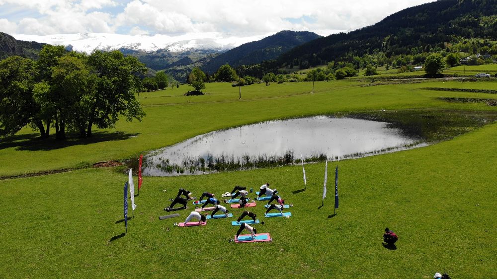 2 ay ortaya çıkan bin 400 rakımlı Usot Gölü'nde yoga yapmak için buluştular