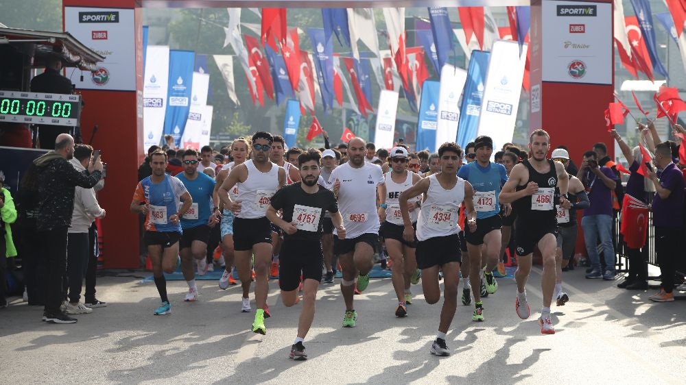 3 Bin 800 Kişi Üsküdar'da 19 Mayıs'ı Koşarak Kutladı!