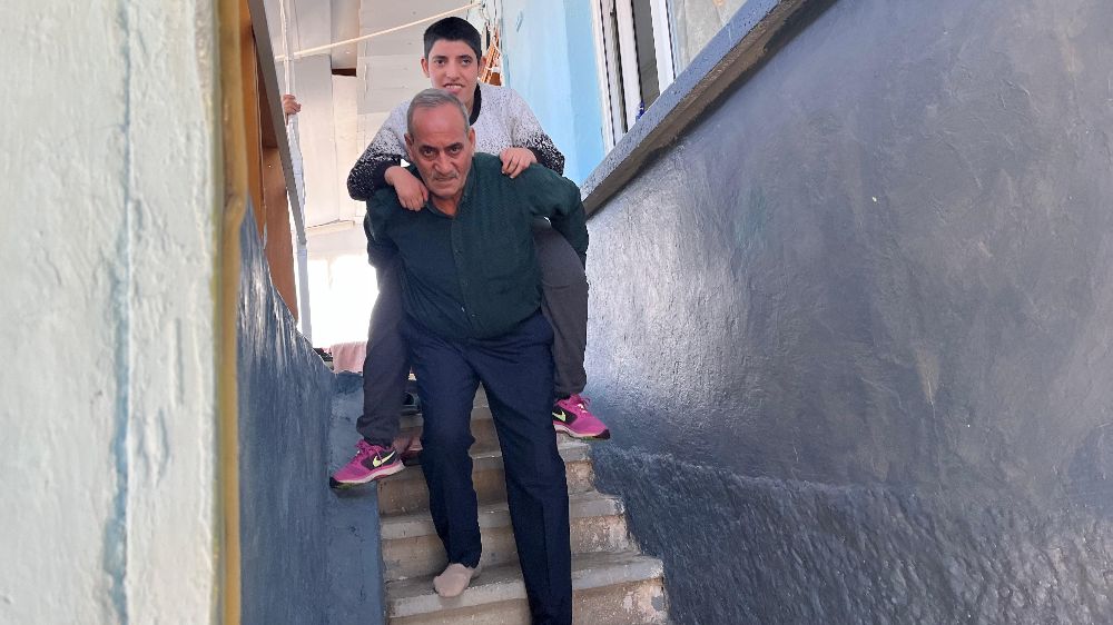 73 yaşında ki baba engelli kızını yıllardır sırtında taşıyor 