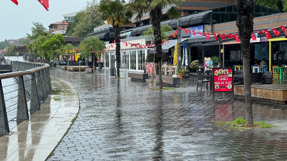 Ani Yağmur Zonguldak Sahillerini Terk Ettirdi