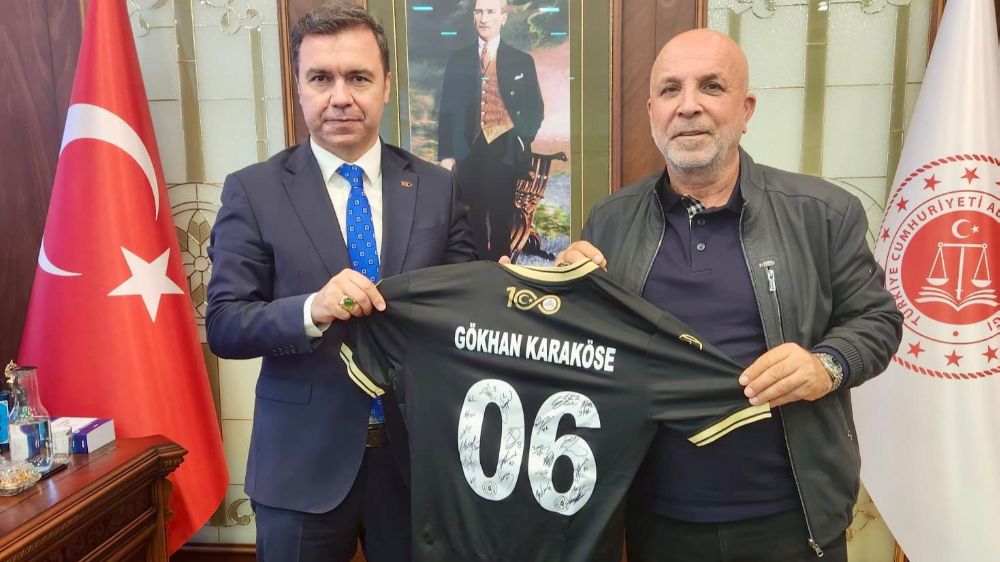 Ankara Cumhuriyet Başsavcısı Karaköse'ye Alanyaspor forması hediye edildi 