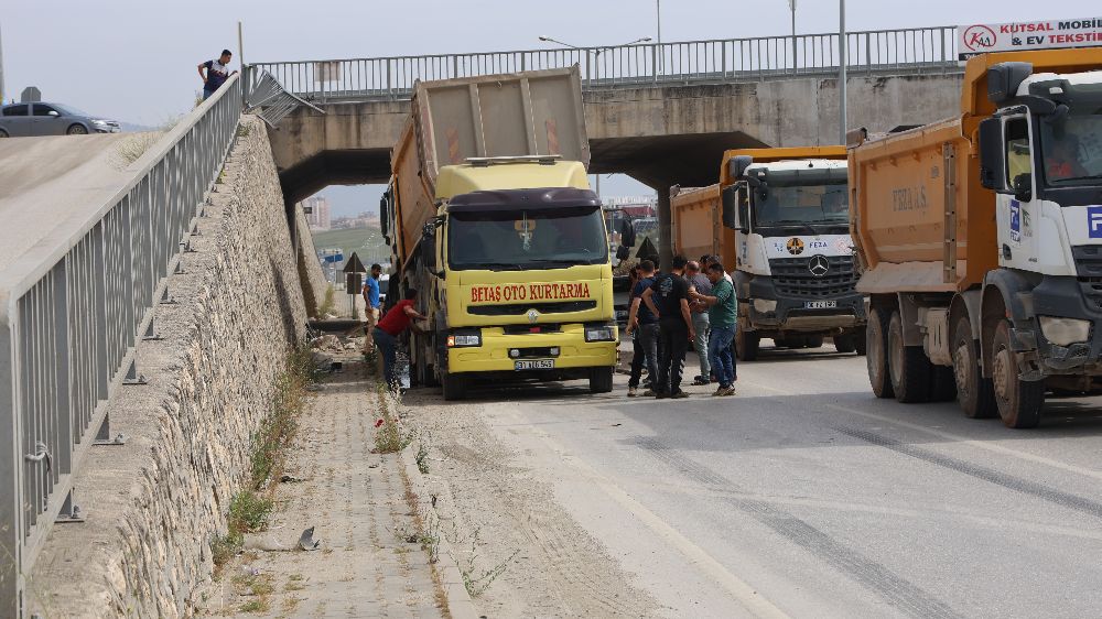 Antakya'da Hafriyat Kamyonu Kaza Yaptı; 1 yaralı 