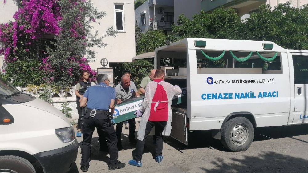 Antalya'da 61 yaşındaki adam evinde ölü bulundu