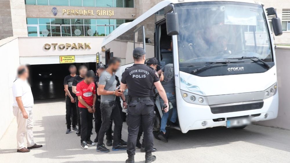 Antalya'da asayiş suçlardan aranan şahıslar yakalandı