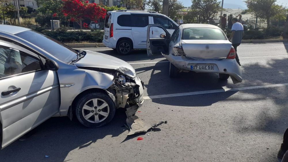 Antalya'da otomobiller ile motosiklet kaza yaptı