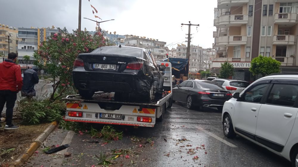 Antalya’da refüje çıkan otomobil ağaçları devirdi