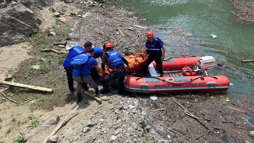 Artvin'de kaybolan 76 yaşındaki kişinin cesedi nehir kenarında bulundu