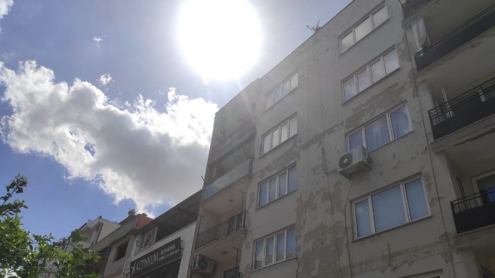 Aydın'da Şans Eseri Kaza Önlendi: Apartman Çatısından Düşen Beton Parçaları!