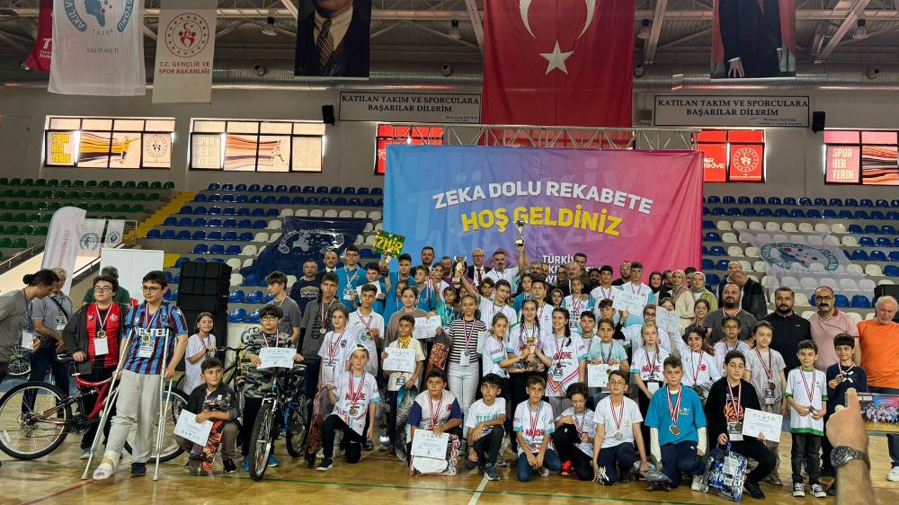 Başkan Altay şampiyon öğrencileri tebrik etti