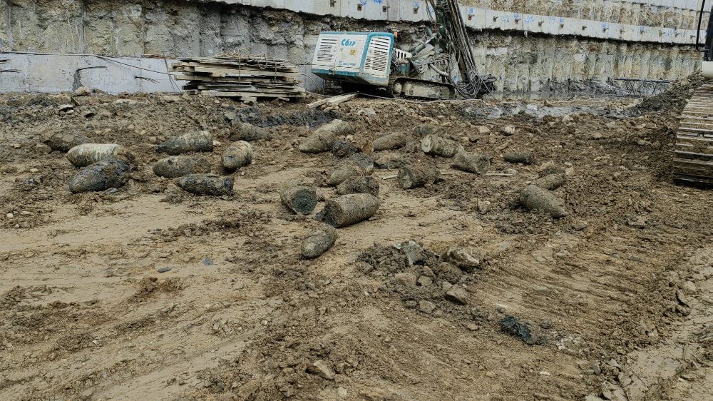 Beyoğlu'ndaki  okul inşaat alanında 30 adet havan topu bulundu