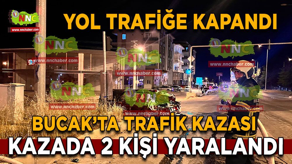 Bucak'ta kamyon otomobilin arkasını biçti