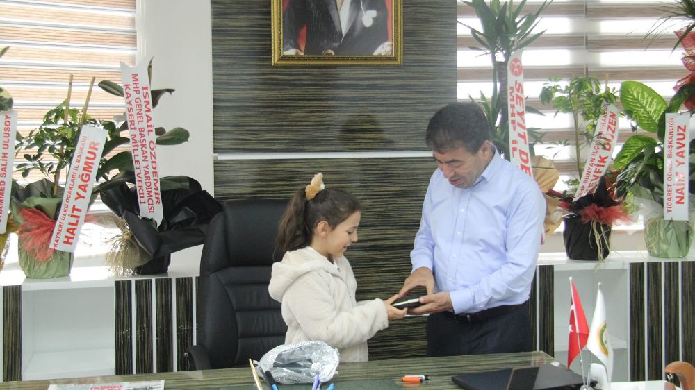 Bünyan Belediye Başkanına Şehit Kızından Özel Hediye
