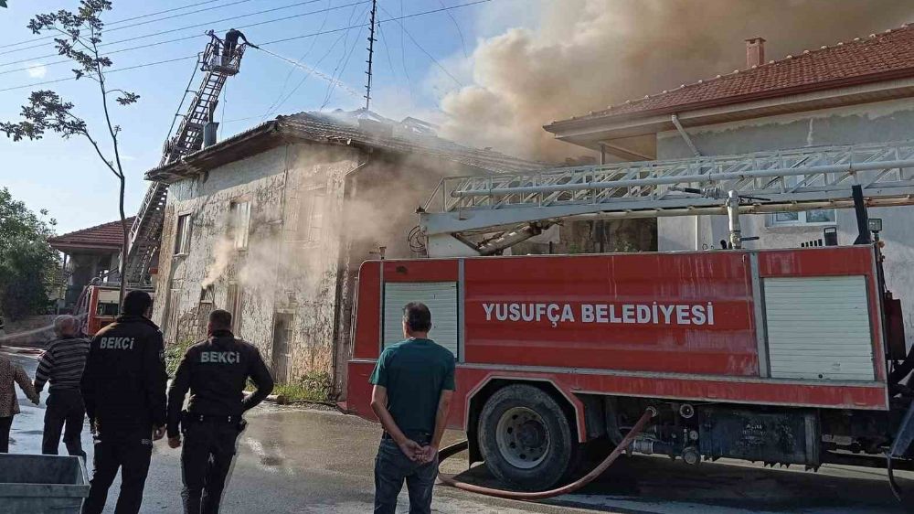 Burdur'da Yangın! Diğer Evlere Sıçradı Panik Yayıldı