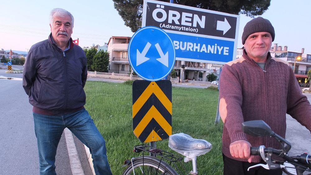 Burhaniye'de Kafa Karışıklığına Son: Trafik Levhası Düzeltilerek Sürücülerin Yönü Aydınlandı