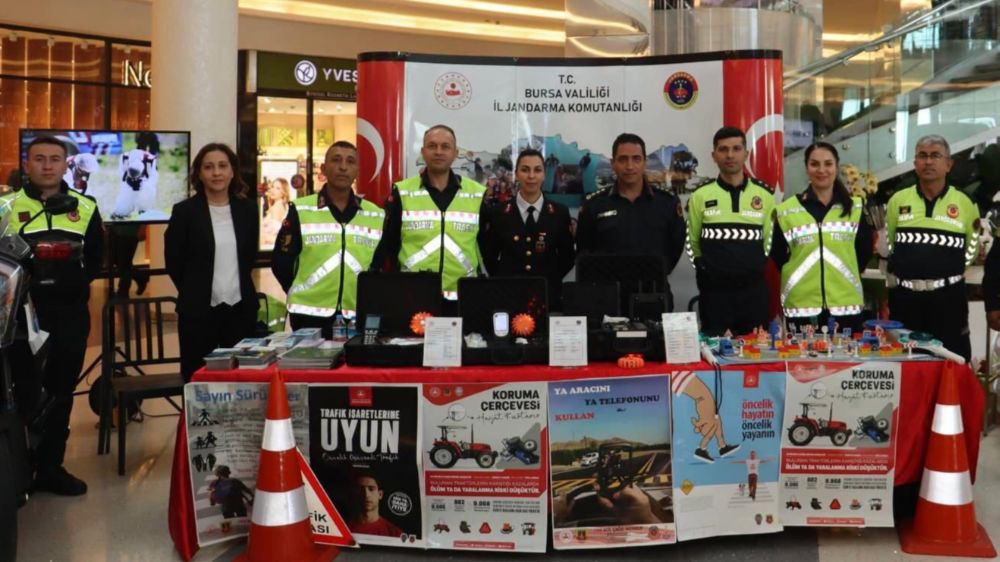 Bursa Jandarma, Trafik Haftası'nda AVM'lerde Bilgilendirme Standı Açtı