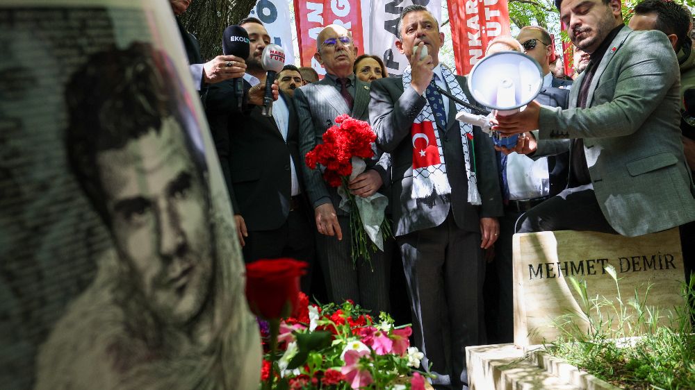 CHP Genel Başkanı Özgür Özel, Deniz Gezmiş ve arkadaşlarını mezarı başında andı