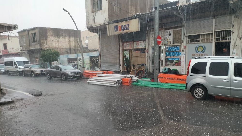 Cizre'de sağanak yağışı hayatı olumsuz etkiledi 