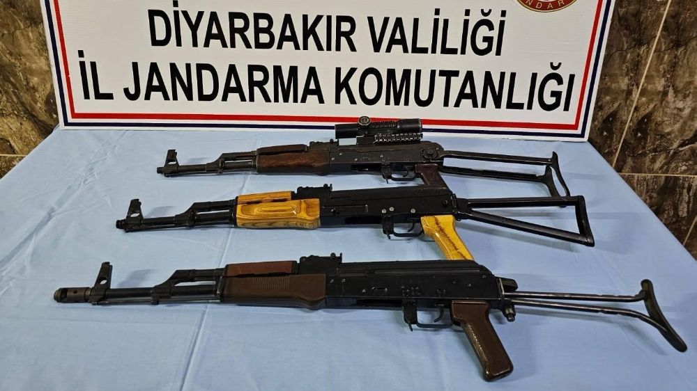 Diyarbakır'da şüpheli aracın içinden 3 adet AK-47 çıktı!