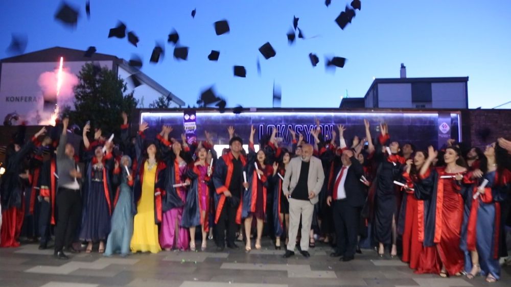 Diyarbakır Final Okulları'nın 2024 yılı mezunlarını törenle uğurladı.