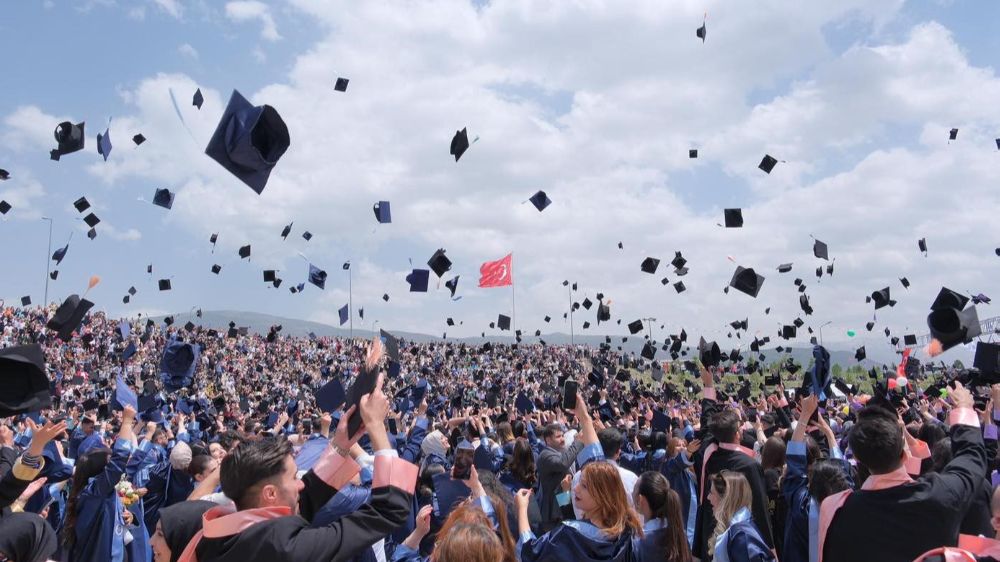 EBYÜ 2023-2024 mezunları coşkuyla uğurlandı!