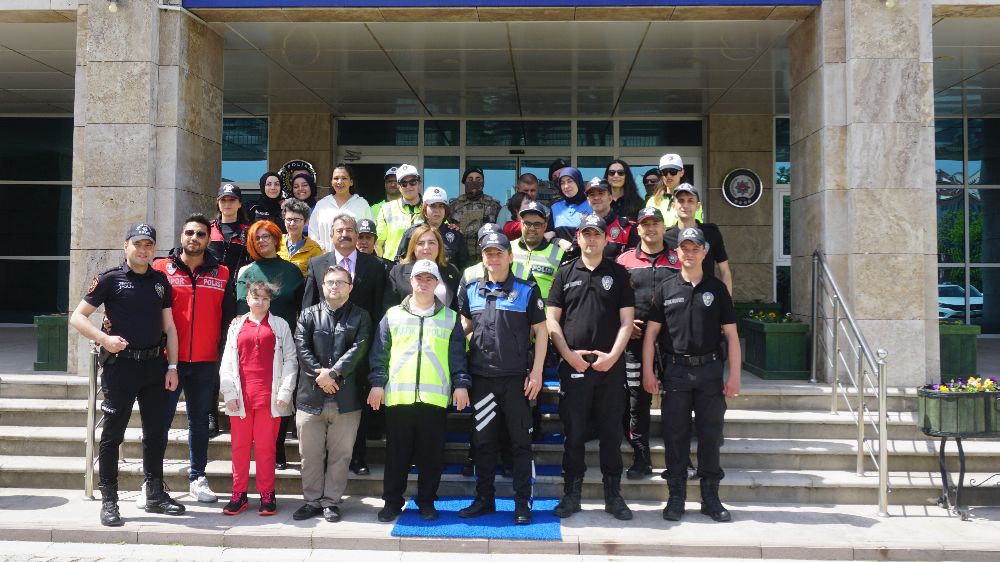  Edirne'de özel öğrenciler bir günlük polis oldu