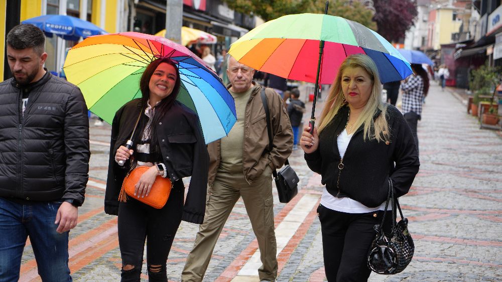 Edirne'de sağanak yağış hayatı olumsuz etkiledi 