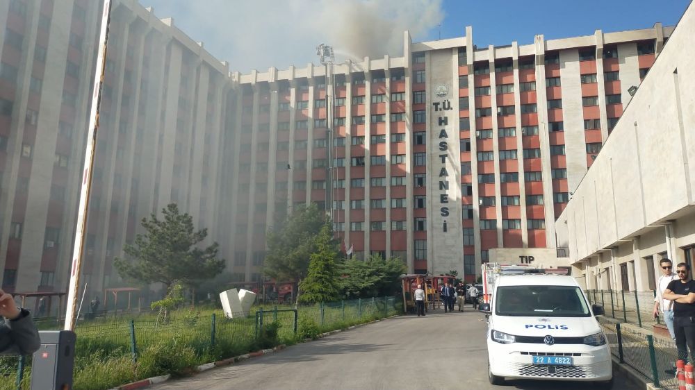 Edirne Tıp Fakültesi Hastanesi'nde Çatı Katında Yangın Çıktı! Hastaların Tahliyesi Hızla Gerçekleştiriliyor