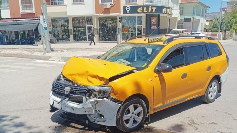 Elazığ'da kavşakta iki otomobilin çarpıştı