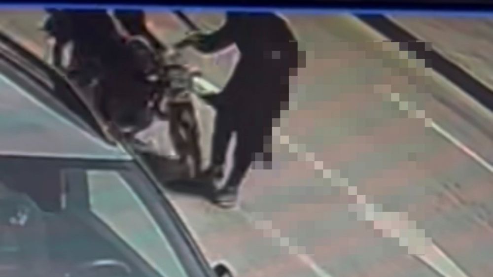 Elazığ’da motosikletin kadına çarpması güvenlik kameralarına yansıdı
