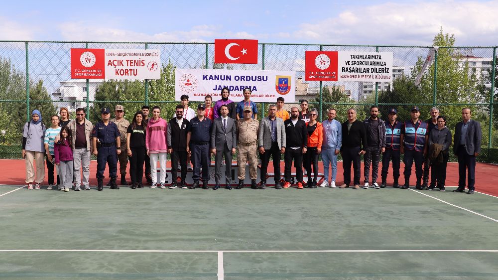 Elazığ’da  tenis turnuvasında dereceye girenlere ödülleri verildi