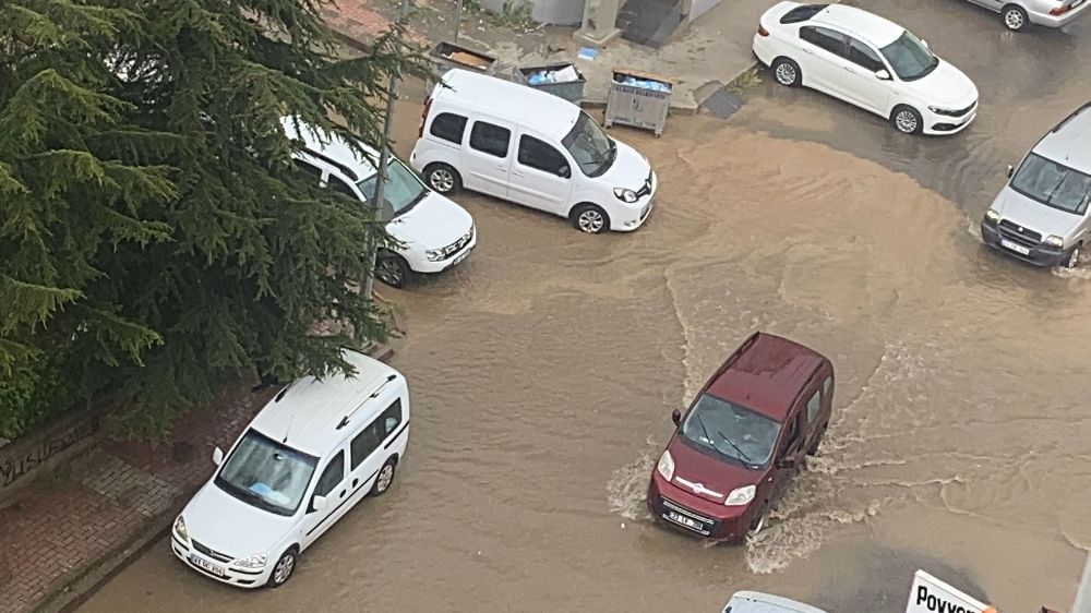 Elazığ'ı Vuran Şiddetli Yağış: Cadde ve Sokaklar Beyaza Büründü