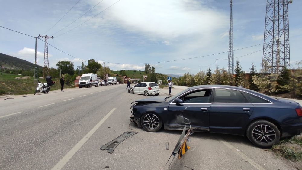 Eskipazar'da iki otomobil çarpıştı