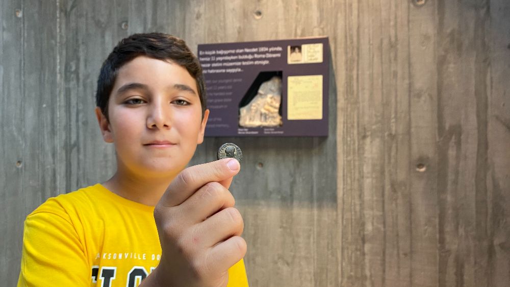 Evinin bahçesinde Roma dönemine ait 2 bin yıllık sikke buldu, müzeye bağışladı