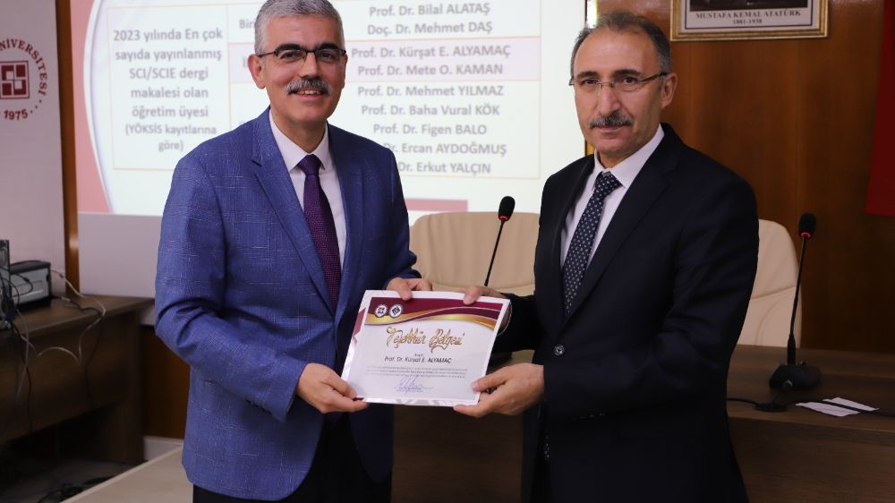  Fırat Üniversitesi'nde Başarılı Akademisyenlere Ödül!