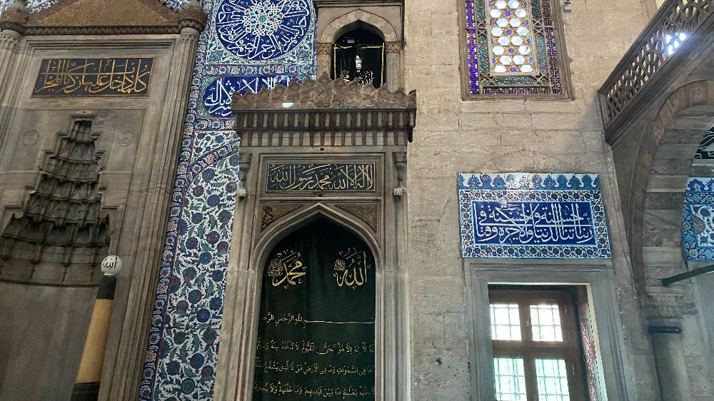 Hacer-ül Esved’in parçaları Kanuni Sultan Süleyman Türbesi’nde ve Sokullu Mehmet Paşa Camii’nde